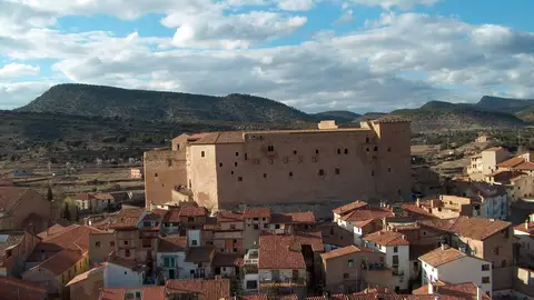 Panorámica de Mora de Rubielos con el castillo en el centro Panorámica de Mora de Rubielos con el castillo en el centro