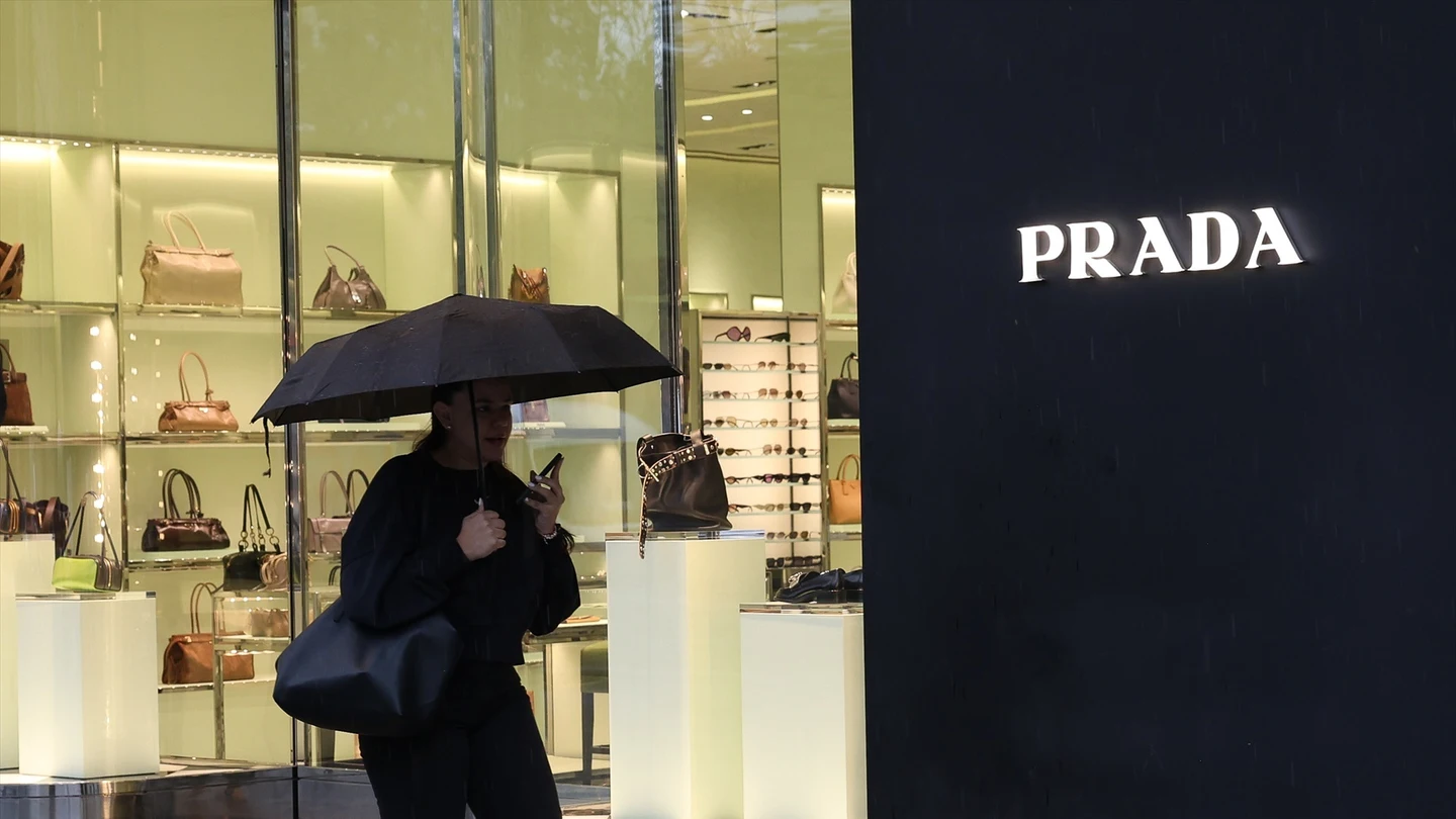 Imagen de archivo de una tienda de Prada. Imagen de archivo de una tienda de Prada.