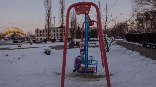 Una ni&ntilde;a en un parque de Borodyanka, Ucrania, en una imagen de archivo
