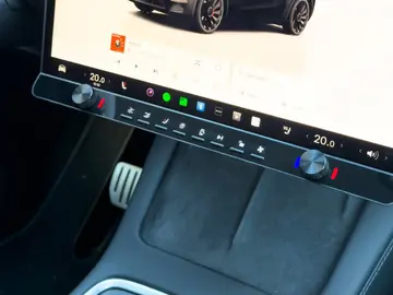 Todo el mundo criticando los coches sin botones, y llegan e inventan un sistema para añadir botones a tu coche Todo el mundo criticando los coches sin botones, y llegan e inventan un sistema para añadir botones a tu coche