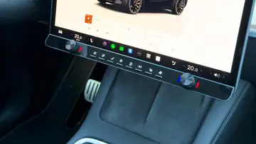 Todo el mundo criticando los coches sin botones, y llegan e inventan un sistema para añadir botones a tu coche Todo el mundo criticando los coches sin botones, y llegan e inventan un sistema para añadir botones a tu coche