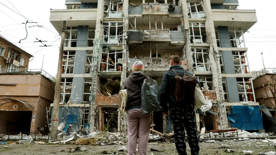 Imagen de archivo de mayo de 2025 de dos personas contemplando los destrozos provocados por un ataque ruso en un edificio residencial de Kyiv Imagen de archivo de mayo de 2025 de dos personas contemplando los destrozos provocados por un ataque ruso en un edificio residencial de Kyiv