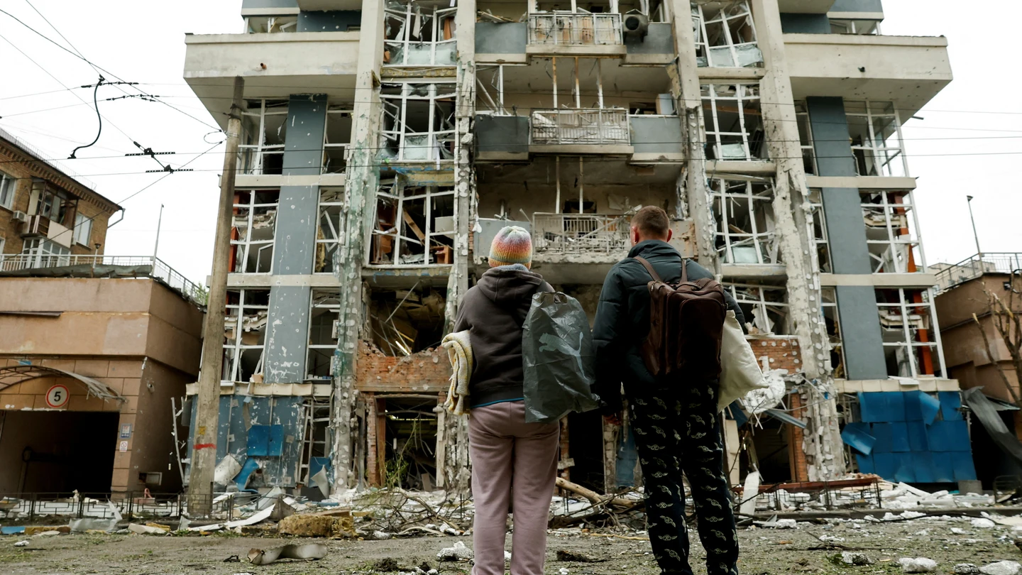 Imagen de archivo de mayo de 2025 de dos personas contemplando los destrozos provocados por un ataque ruso en un edificio residencial de Kyiv Imagen de archivo de mayo de 2025 de dos personas contemplando los destrozos provocados por un ataque ruso en un edificio residencial de Kyiv