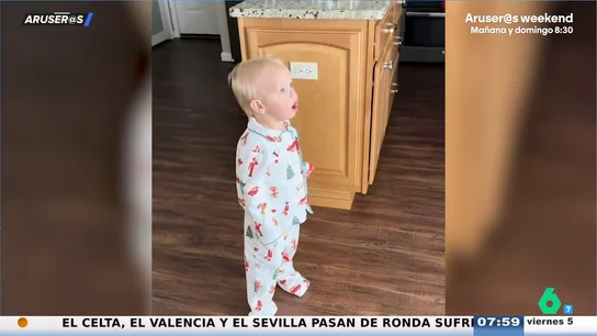 El vídeo de la reacción viral de un bebé al ver la nieve por primera vez El vídeo de la reacción viral de un bebé al ver la nieve por primera vez