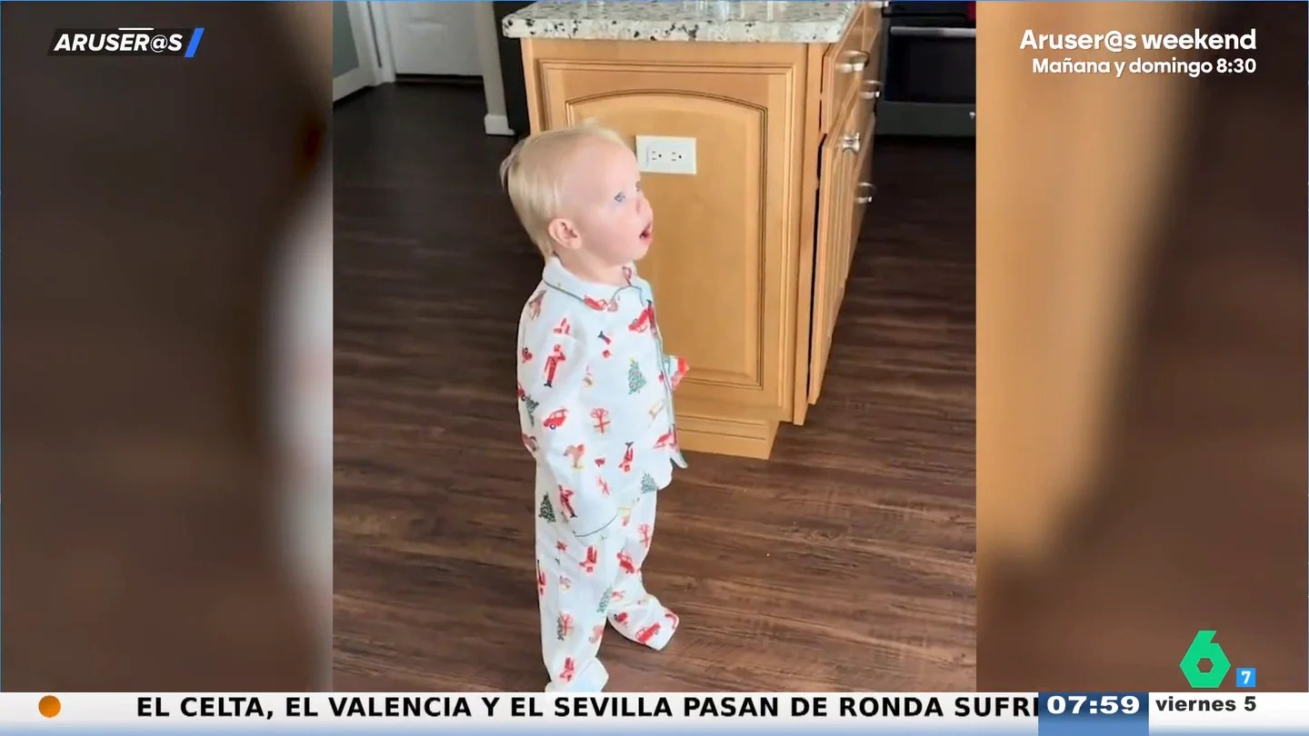 El vídeo de la reacción viral de un bebé al ver la nieve por primera vez El vídeo de la reacción viral de un bebé al ver la nieve por primera vez