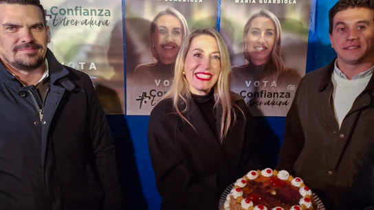 María Guardiola, con una tarta en la pegada de carteles del arranque de campaña en Extremadura María Guardiola, con una tarta en la pegada de carteles del arranque de campaña en Extremadura