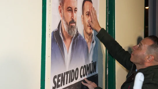 El candidato de VOX a la presidencia de la Junta de Extremadura, Óscar Fernández Calle, durante la tradicional pegada de carteles que da inicio a la campaña electoral en Extremadura, en Cáceres. El candidato de VOX a la presidencia de la Junta de Extremadura, Óscar Fernández Calle, durante la tradicional pegada de carteles que da inicio a la campaña electoral en Extremadura, en Cáceres.