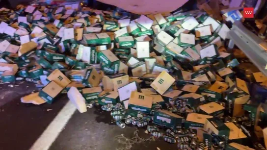 Un tráiler cargado con 20 toneladas de cerveza vuelca en la M-50 y la carga queda esparcida en la calzada Un tráiler cargado con 20 toneladas de cerveza vuelca en la M-50 y la carga queda esparcida en la calzada