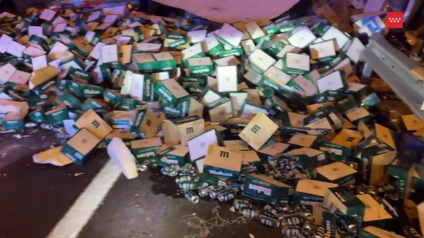 Un tráiler cargado con 20 toneladas de cerveza vuelca en la M-50 y la carga queda esparcida en la calzada Un tráiler cargado con 20 toneladas de cerveza vuelca en la M-50 y la carga queda esparcida en la calzada