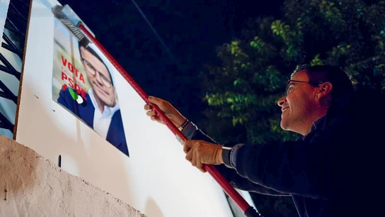 El candidato socialista a la presidencia de la Junta de Extremadura, Miguel Ángel Gallardo, participa en la tradicional pegada de carteles con motivo del inicio de la campaña electoral, este jueves en Mérida El candidato socialista a la presidencia de la Junta de Extremadura, Miguel Ángel Gallardo, participa en la tradicional pegada de carteles con motivo del inicio de la campaña electoral, este jueves en Mérida
