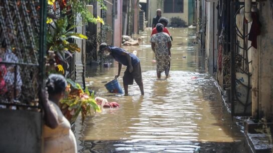 Gente afectada por las inunciaciones en Sri Lanka