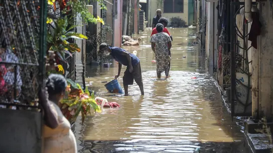 Gente afectada por las inunciaciones en Sri Lanka Gente afectada por las inunciaciones en Sri Lanka