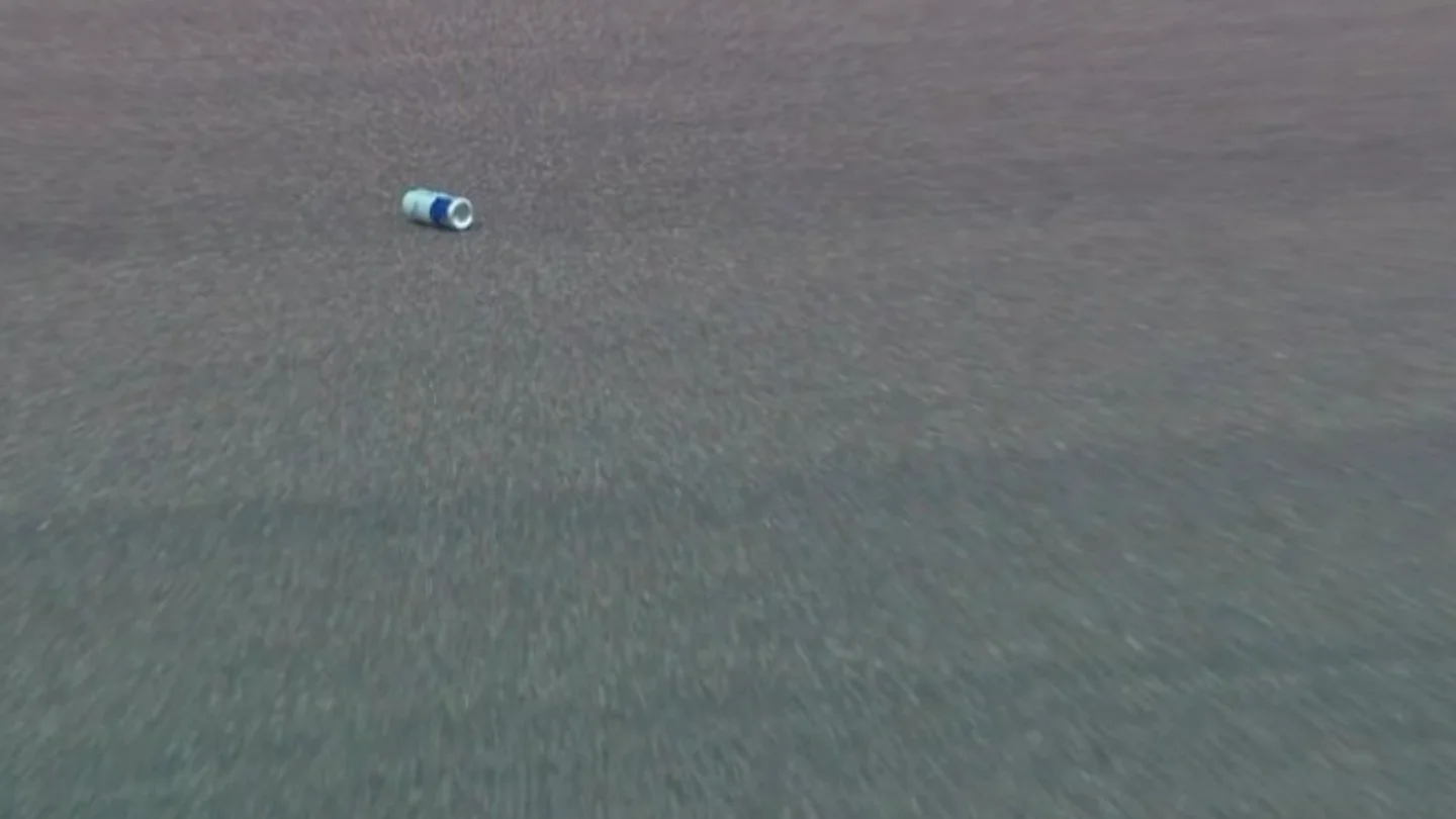 La surrealista imagen que dejan los libres 1 de Abu Dhabi: una lata en la pista La surrealista imagen que dejan los libres 1 de Abu Dhabi: una lata en la pista