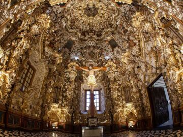 Interior de la ermita del Cristo del Llano de Ba&ntilde;os de la Encina