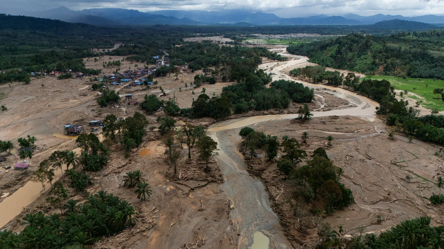 Imagen aérea de una zona destrozada por las inundaciones en Indonesia Imagen aérea de una zona destrozada por las inundaciones en Indonesia