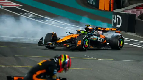 Lando Norris tras celebra la victoria en el mundial de Fórmula 1 Lando Norris tras celebra la victoria en el mundial de Fórmula 1