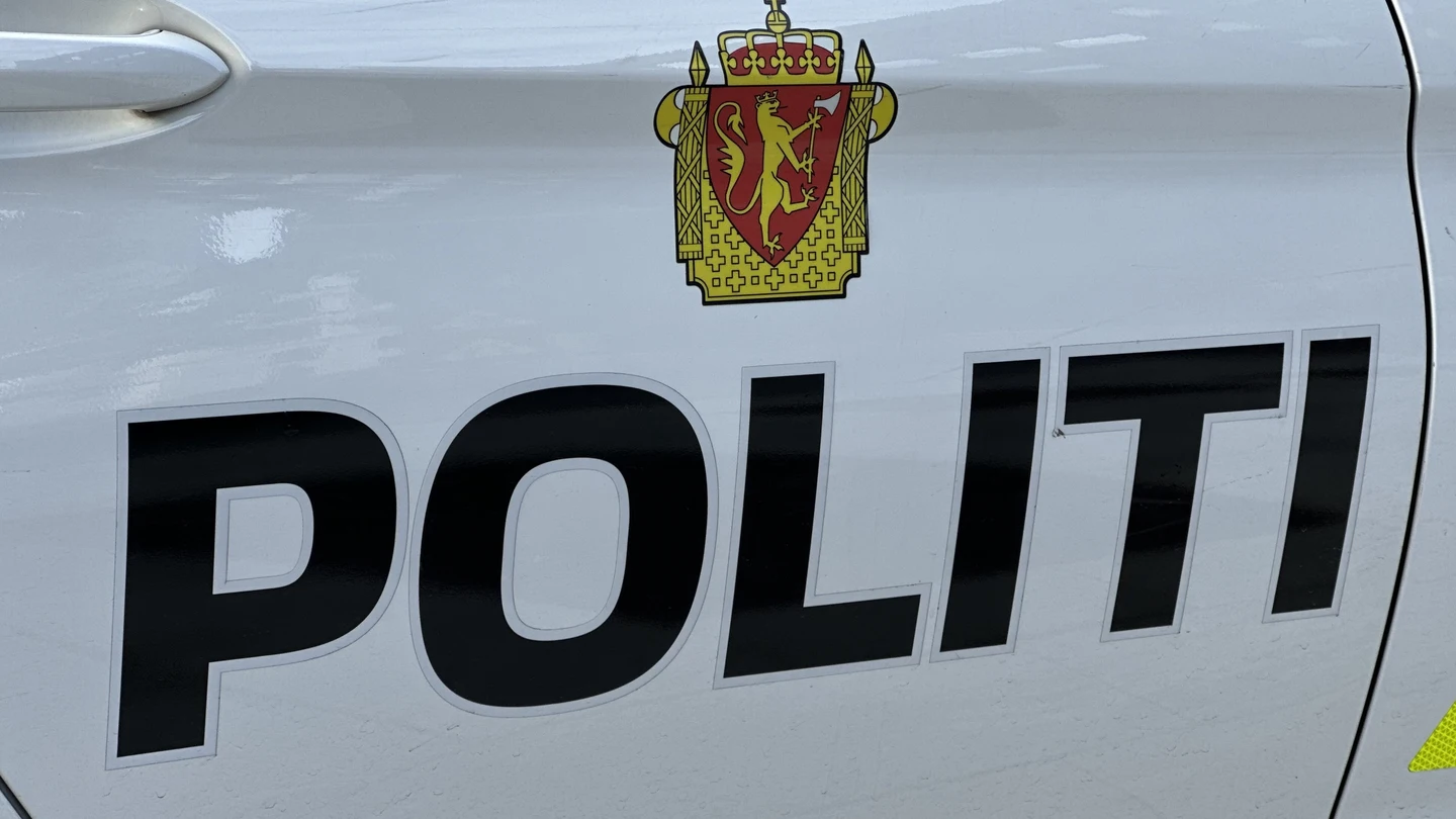 Policía noruega en un coche patrulla en Oslo Policía noruega en un coche patrulla en Oslo