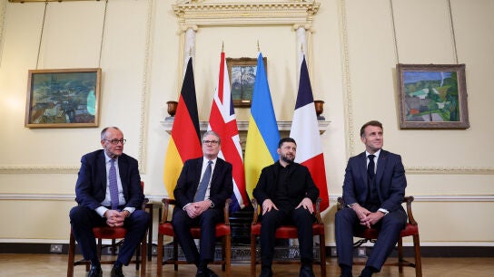 El presidente ucraniano, Volodimir Zelenski, el primer ministro de Reino Unido, Keir Starmer, el canciller alem&aacute;n, Friedrich Merz, y el presidente de Francia, Emmanuel Macron, este lunes en Londres.