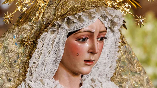 Colas para ver a La Macarena ya restaurada tras la polémica Colas para ver a La Macarena ya restaurada tras la polémica