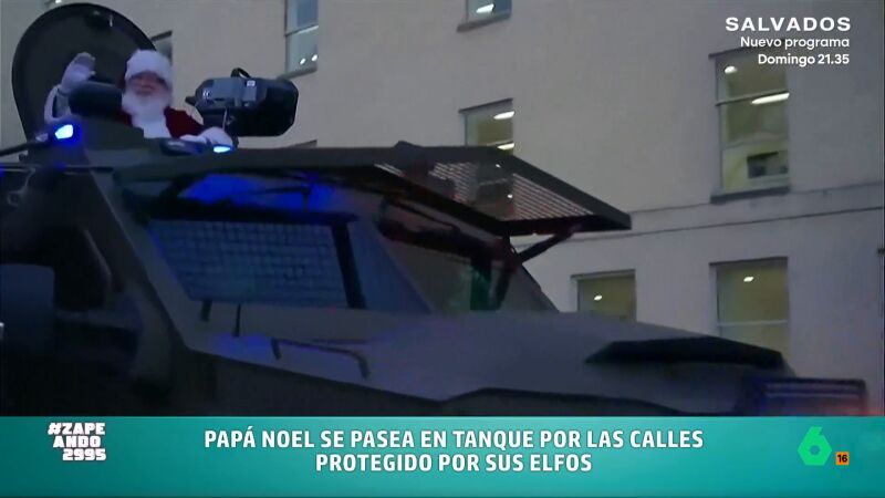 ZAPEANDO: Papá Noel llega al pentágono en tanque y se pasea por Washington ‘protegido’ por sus elfos