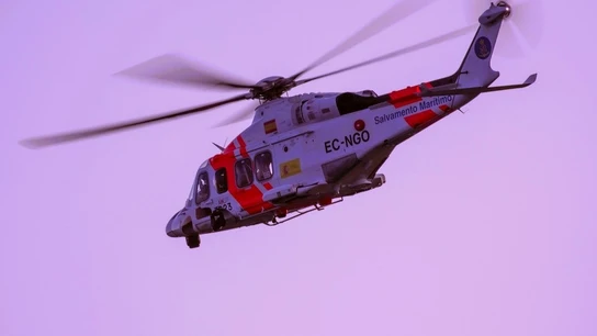 Helicóptero de Salvamento Marítimo durante una intervención Helicóptero de Salvamento Marítimo durante una intervención