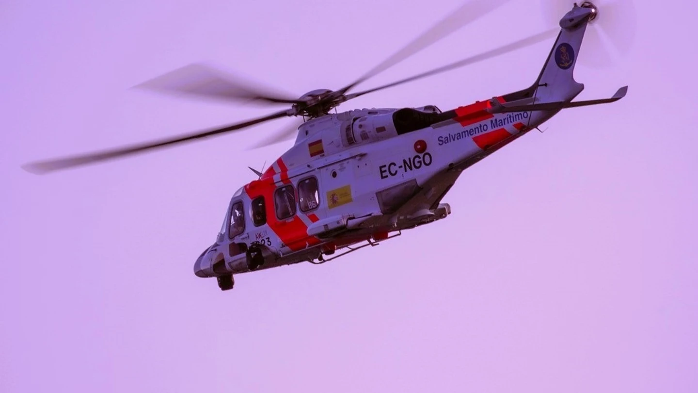 Helicóptero de Salvamento Marítimo durante una intervención Helicóptero de Salvamento Marítimo durante una intervención
