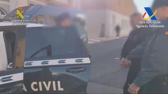 Imagen de la detención de uno de los 25 miembros de una organización criminal dedicada al narcotráfico y al blanqueamiento de capitales Imagen de la detención de uno de los 25 miembros de una organización criminal dedicada al narcotráfico y al blanqueamiento de capitales