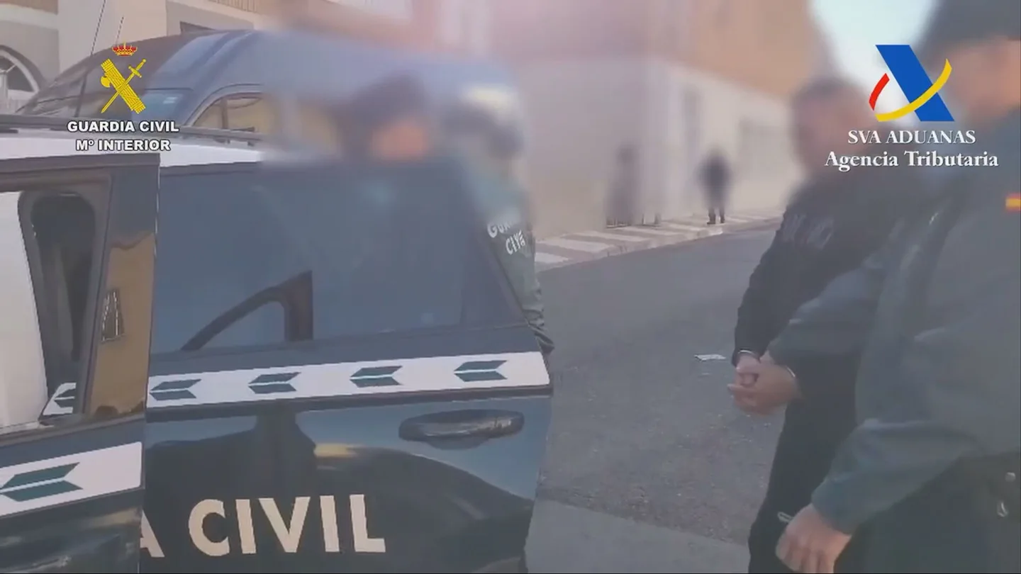 Imagen de la detención de uno de los 25 miembros de una organización criminal dedicada al narcotráfico y al blanqueamiento de capitales Imagen de la detención de uno de los 25 miembros de una organización criminal dedicada al narcotráfico y al blanqueamiento de capitales