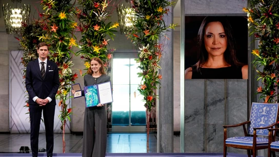 La hija de la ganadora del Premio Nobel de la Paz, Ana Corina Sosa, recibe el premio en nombre de su madre, María Corina Machado La hija de la ganadora del Premio Nobel de la Paz, Ana Corina Sosa, recibe el premio en nombre de su madre, María Corina Machado