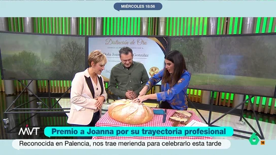 Joanna Ivars comparte con Iñaki López y Cristina Pardo una hogaza de pan palentino de 10 kilos como premio a su trayectoria Joanna Ivars sorprende a Iñaki López y Cristina Pardo con una hogaza de pan que la Asociación de Vecinos de Buenavista de Valdavia, en Palencia, le ha otorgado como premio a su trayectoria profesional.