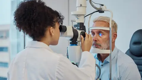 Examen de la vista un médico u optometrista que examina los ojos de un paciente. Examen de la vista un médico u optometrista que examina los ojos de un paciente.