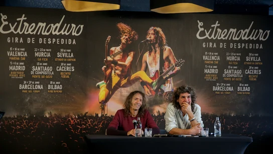 Robe Iniesta e Iñaki Antón (Uoho), en la presentación de la gira de despedida de Extremoduro de 2019 Robe Iniesta e Iñaki Antón (Uoho), en la presentación de la gira de despedida de Extremoduro de 2019