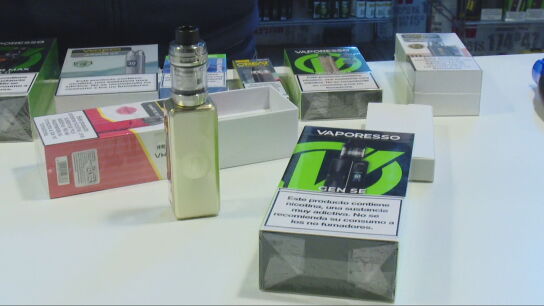 Imagen de vapers en un estanco