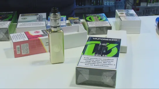 Imagen de vapers en un estanco Imagen de vapers en un estanco