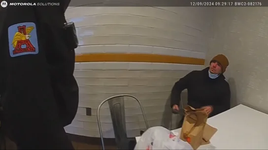 Luigi Mangione durante el momento de su detención Luigi Mangione durante el momento de su detención