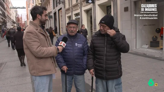 Un hombre desvela cómo vivió la mili: "Cuando te has licenciado, todo maravilloso, pero cuando estás allí, cabreado totalmente" Mientras algunos países se plantean la vuelta del servicio militar, Isma Juárez sale a la calle para preguntar a personas que hicieron la mili cómo fue. En este vídeo, encuentra a gente que lo pasó "de puta madre" y otra que no aprendió nada.