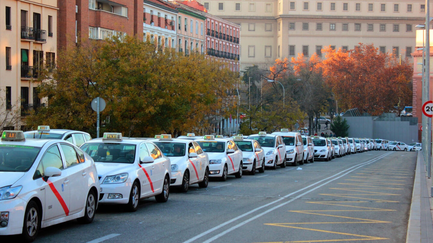 Fila de taxis en Madrid