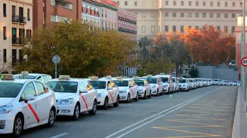 Fila de taxis en Madrid Fila de taxis en Madrid