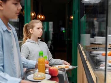 Ni&ntilde;os en el comedor