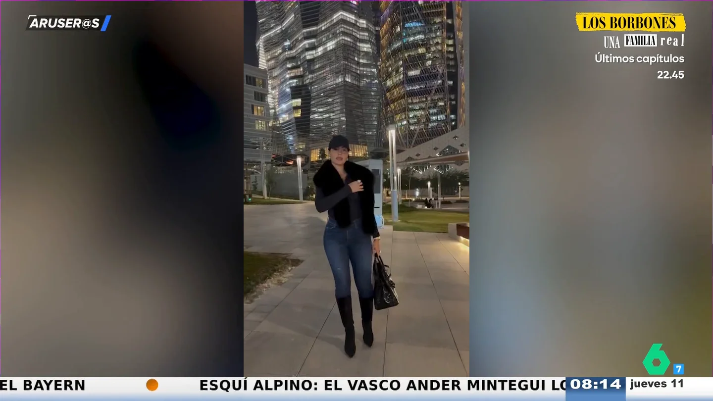 El vídeo de Georgina Rodríguez "presumiendo de anillo y glúteos" en Dubái: "Siempre está de espaldas" El vídeo de Georgina Rodríguez "presumiendo de anillo y glúteos" en Dubái: "Siempre está de espaldas"