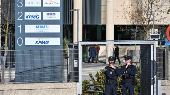 La Polic&iacute;a Nacional registra la sede de la empresa de aerol&iacute;neas Plus Ultra por un presunto delito de blanqueo de capitales.