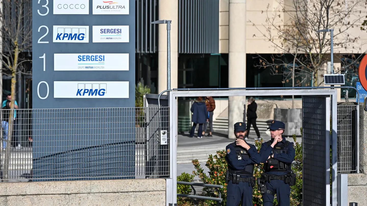 La Policía Nacional registra la sede de la empresa de aerolíneas Plus Ultra por un presunto delito de blanqueo de capitales. La Policía Nacional registra la sede de la empresa de aerolíneas Plus Ultra por un presunto delito de blanqueo de capitales.