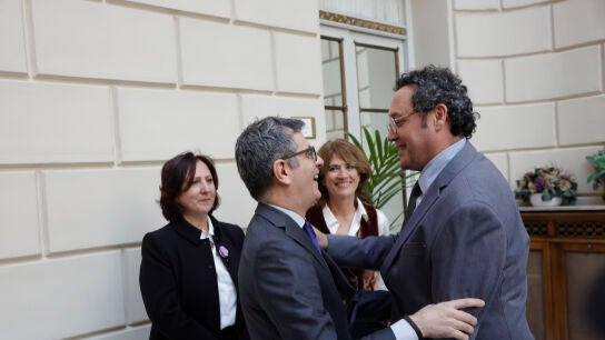 &Aacute;lvaro Garc&iacute;a Ortiz saluda al ministro de Justicia, F&eacute;lix Bola&ntilde;os, ante la mirada de Teresa Peramato y Dolores Delgado