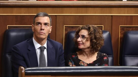 El presidente del Gobierno, Pedro S&aacute;nchez, y la vicepresidenta primera y ministra de Hacienda, Mar&iacute;a Jes&uacute;s Montero, en una imagen de archivo en el Congreso/ Eduardo Parra / Europa Press
