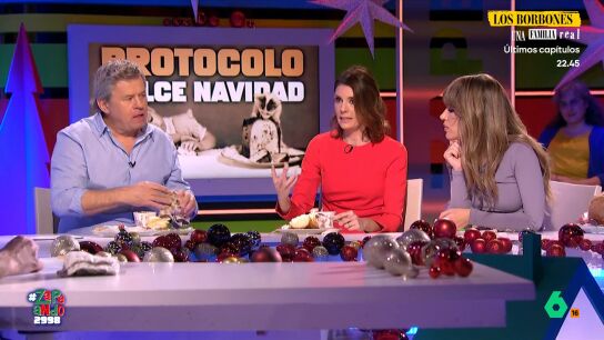 Mar&iacute;a Jos&eacute; G&oacute;mez y Verd&uacute;, experta en protocolo, explica en este v&iacute;deo cu&aacute;l es la forma apropiada de comer algo tan navide&ntilde;o como el rosc&oacute;n de reyes. Si tiene relleno, hay que usar cuchillo y tenedor y, apunta, "no se moja" en chocolate.