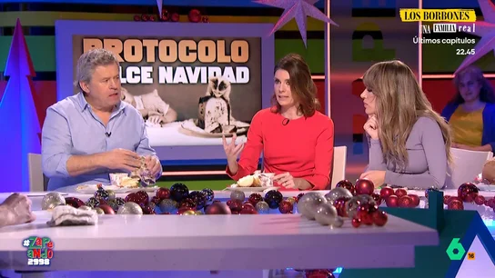 María José Gómez y Verdú explica cómo se come el roscón con relleno: "Cada vez que mezclas llora un niño del barrio de Salamanca" María José Gómez y Verdú, experta en protocolo, explica en este vídeo cuál es la forma apropiada de comer algo tan navideño como el roscón de reyes. Si tiene relleno, hay que usar cuchillo y tenedor y, apunta, "no se moja" en chocolate.