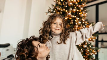 Una mujer con su hija en una escena navide&ntilde;a