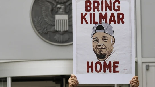 Cartel en favor de Kilmar Ábrego exhibido por un manifestante en Maryland (EEUU) Cartel en favor de Kilmar Ábrego exhibido por un manifestante en Maryland (EEUU)
