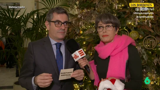 Thais Villas consigue de Félix Bolaños diga algo bueno de Abascal: "Seguro que es un gran padre de familia y amigo de sus amigos" Thais Villas conversa con algunos políticos en los premios de la Asociación de Periodistas Parlamentarios y consigue que digan algo bueno de un 'amigo invisible'. ¿Qué opina Rufián de Yolanda Díaz? ¿Y Armengol de Ayuso? Sus respuestas, en este vídeo.