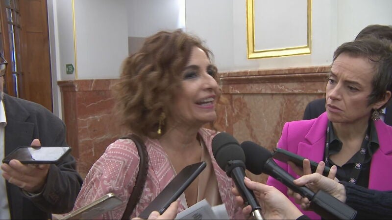 María Jesús Montero atiende a los medios en el Congreso. 